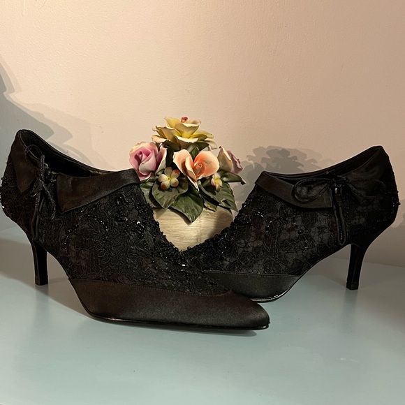 💕NWOT NEWPORT NEWS HEELED BOOTIES💕 - Picture 1 of 14